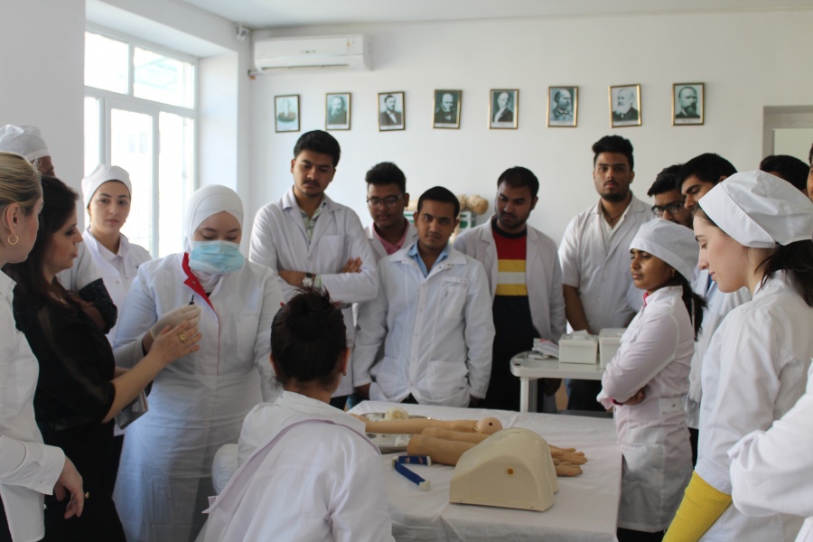 Студенты колледжа обучают иностранных студентов