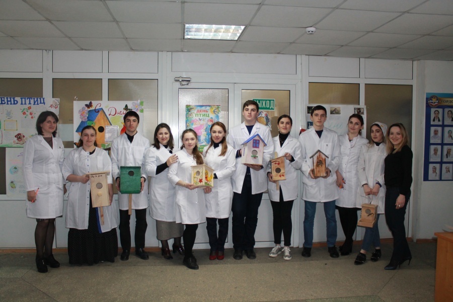 Всякая птица своё гнездо любит.