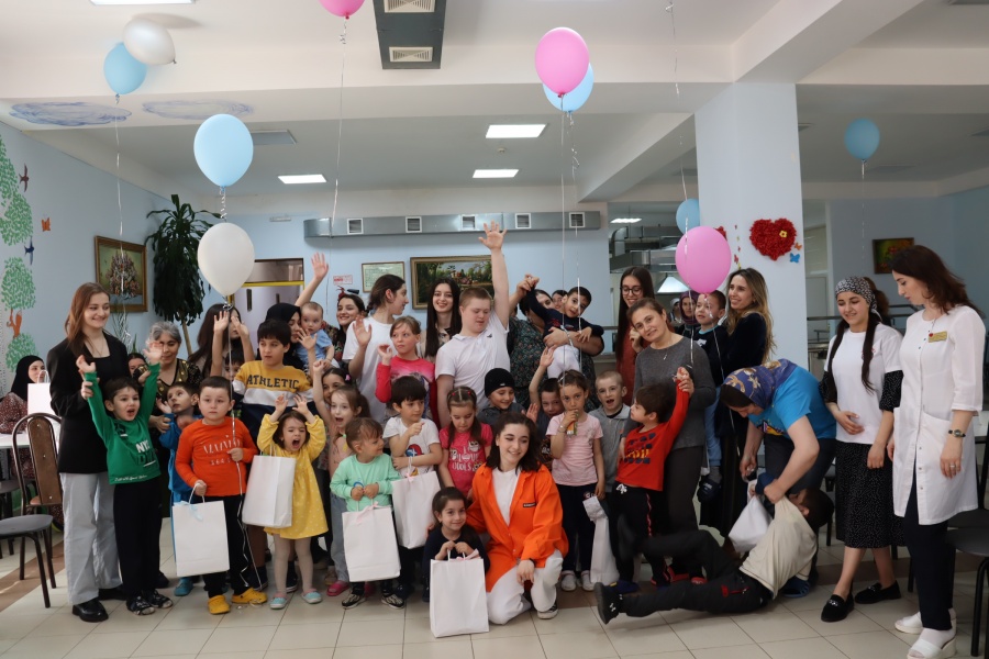 Волонтеры медицинского колледжа ДГМУ посетили особенных детей в Республиканском центре «Надежда»