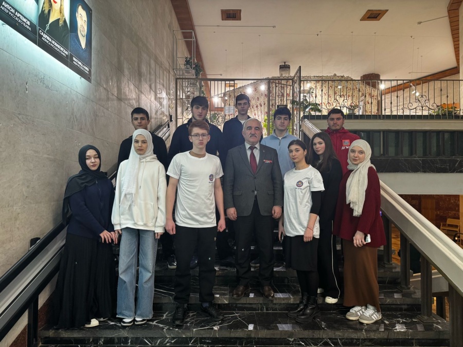 Студенты Медицинского колледжа Дагестанского государственного медицинского университета посетили патриотический форум в Русском театре города Махачкалы.