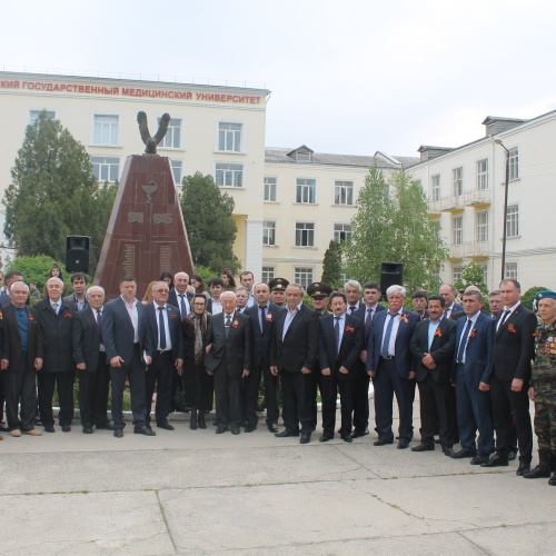 Церемония возложения цветов к памятнику-обелиску павшим в Великой Отечественной войне героям