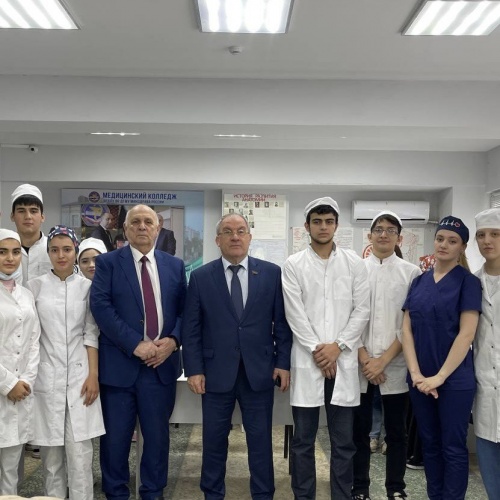 18 ноября  2022г  в Медицинском колледже ДГМУ была проведена олимпиада среди студентов 3-4 курса «Шаг в профессию».