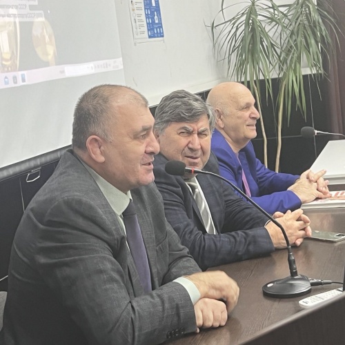 6 декабря в Медицинском колледже ДГМУ прошла встреча обучающихся с известными спортсменами Магомедханом Арациловым и Исхаком Ирбайхановым.